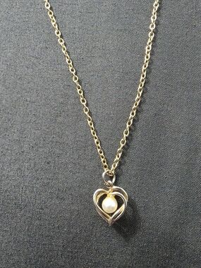 Estate Gold-Tone Heart Pendant Fashion Necklace - Item 447